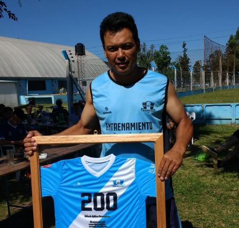 roly-con el presente que le entrego el club