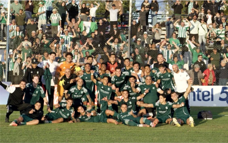 El plantel de Racing ya disfruta de su primer título en la AUF,