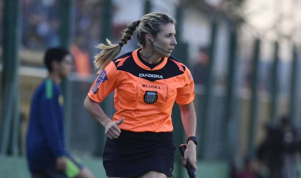 mujer_debuta_como_jueza_asistente_en_la_superliga_argentina